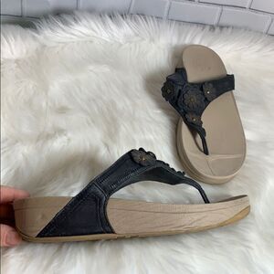 FitFlops Black Flower Leather Thongs Size 10